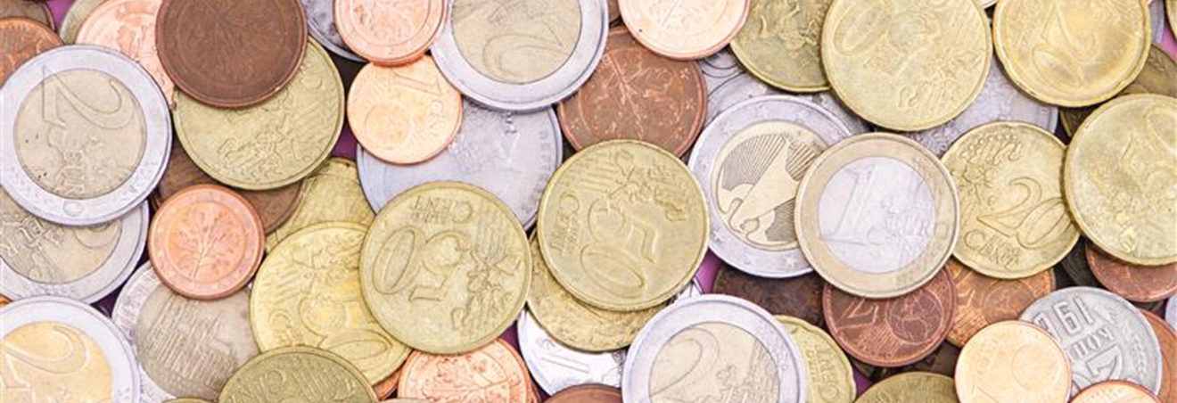 Eine von Euro- und Euro-Cent-Münzen bedeckte Fläche
